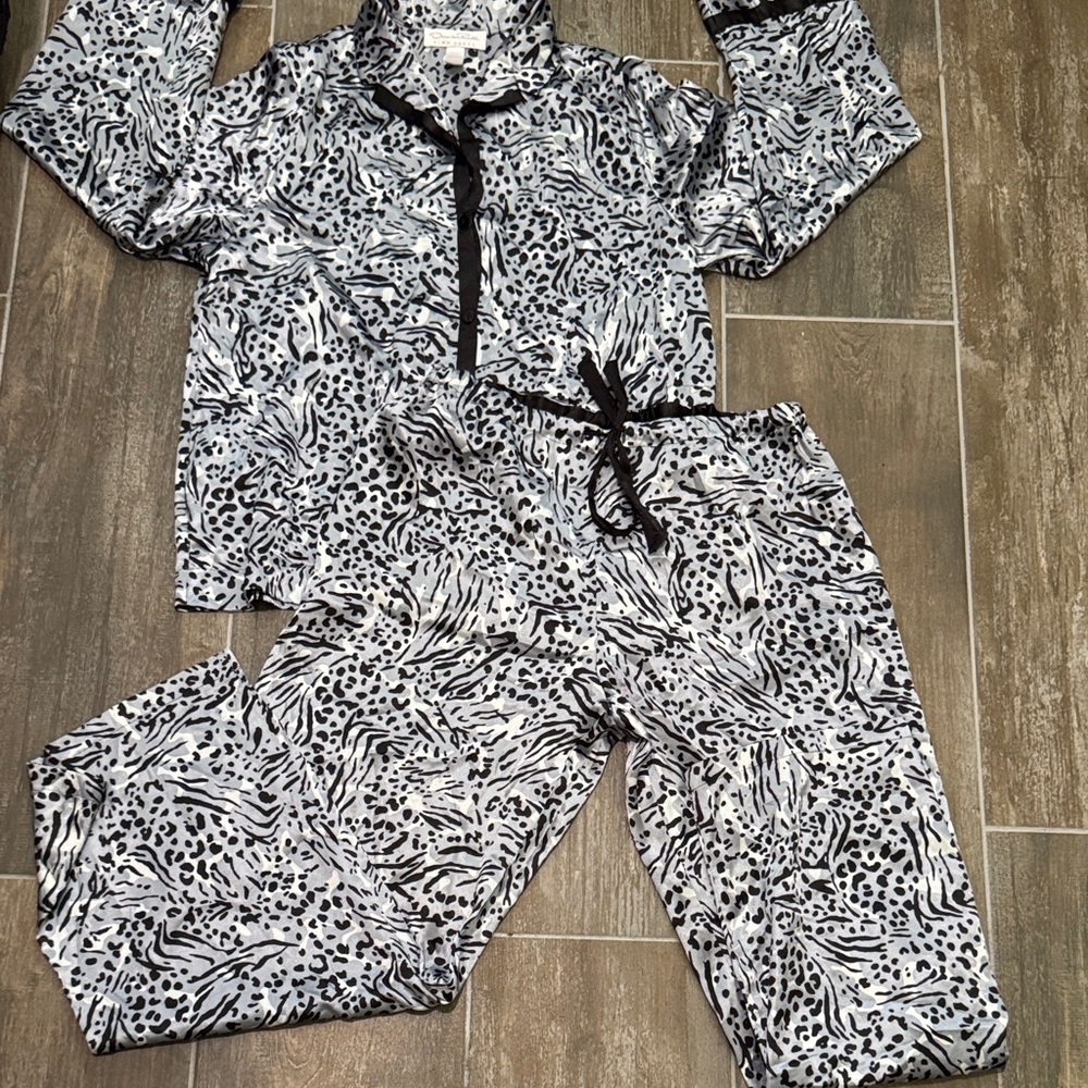 Oscar de la Renta Black and White Animal Print Pajama Set